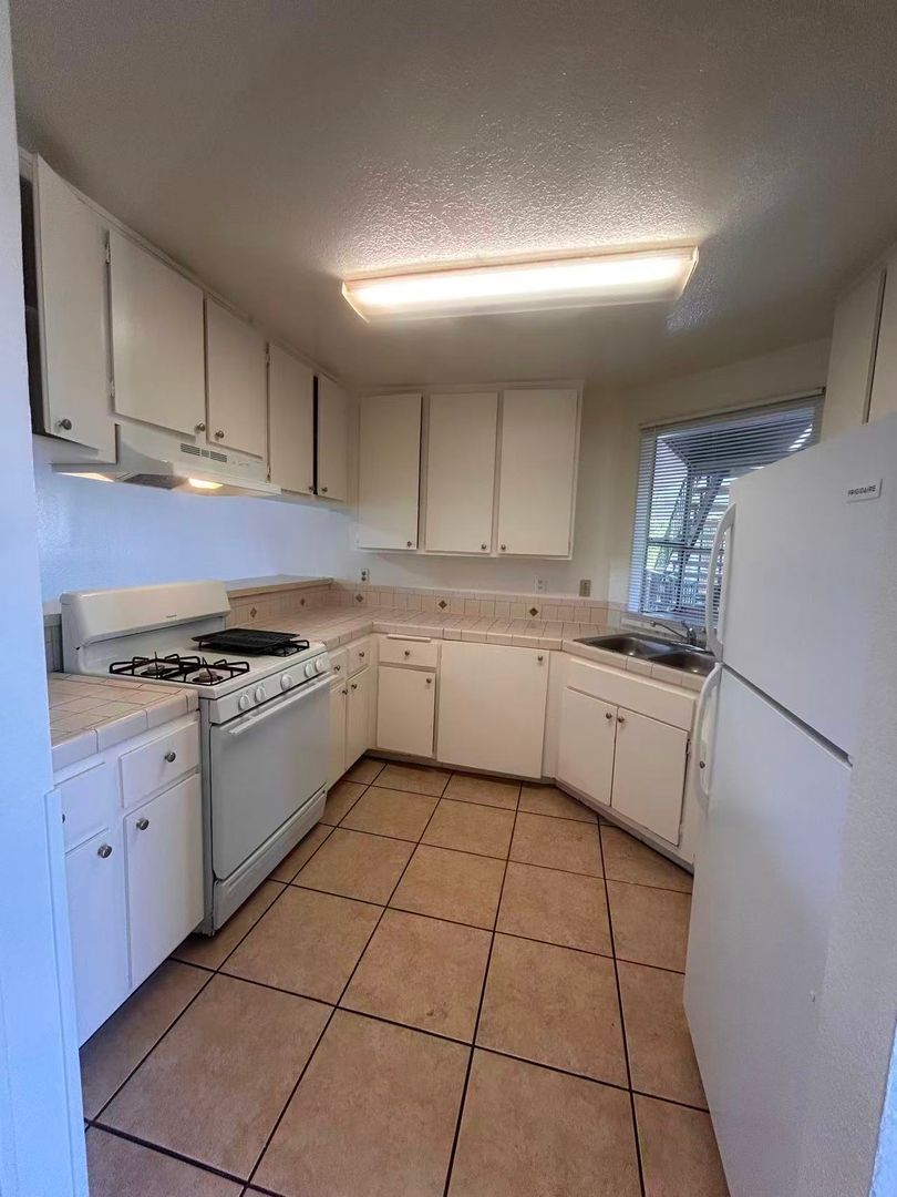 1086 Stanley Ave unit 202 – photo 1