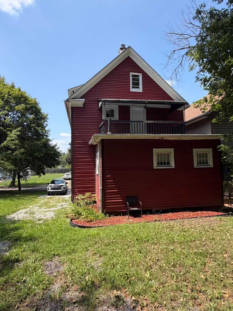 879 Chalker St – photo 3