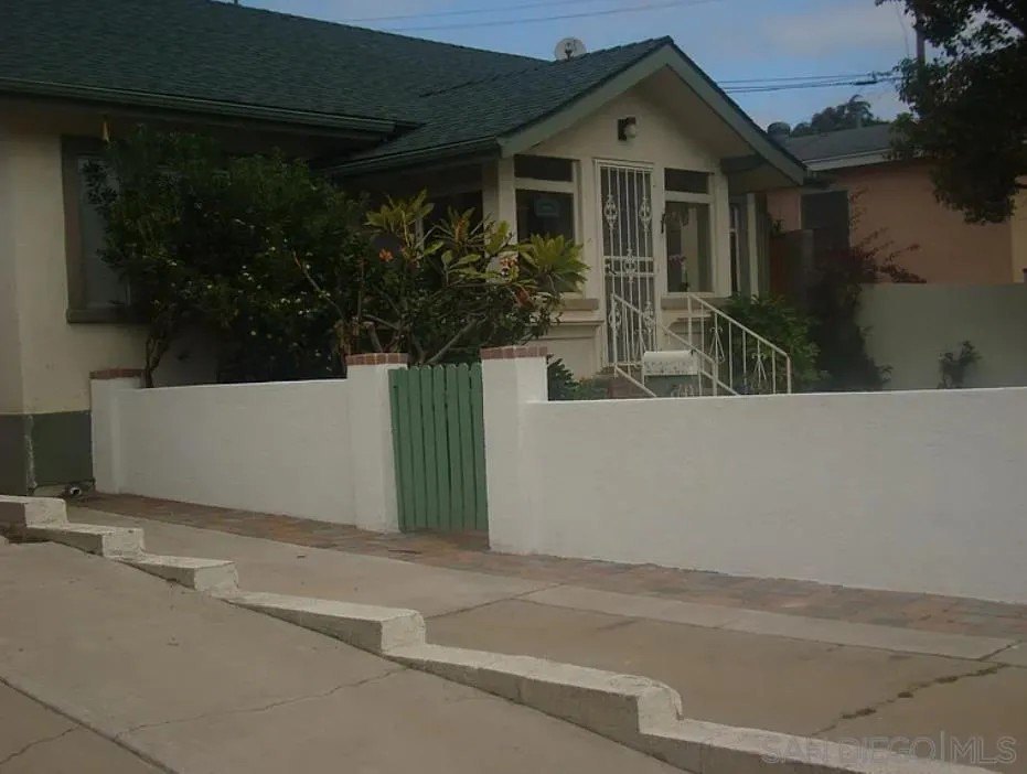 2220 Rosecrans St – photo 1