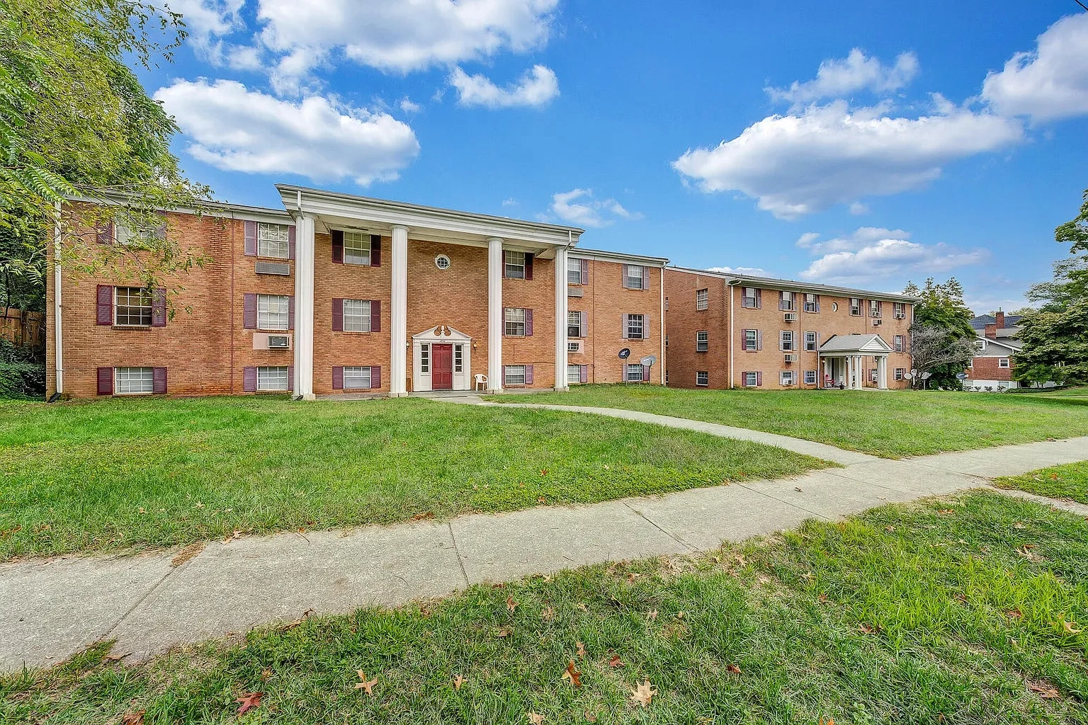Grandin Court Apartments – photo 2