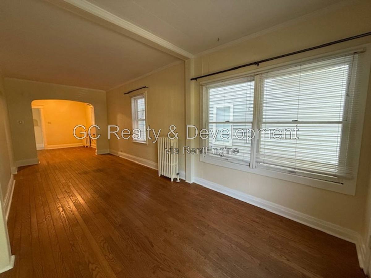 2415 Hastings Ave – photo 3