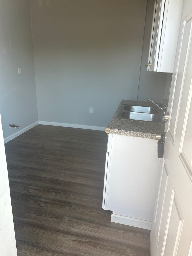 17568 Lakeshore Blvd unit 8 – photo 3