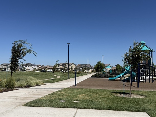 2448 Riparia St – photo 3