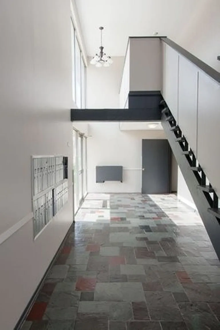 2400 Northwestern Ave – photo 4