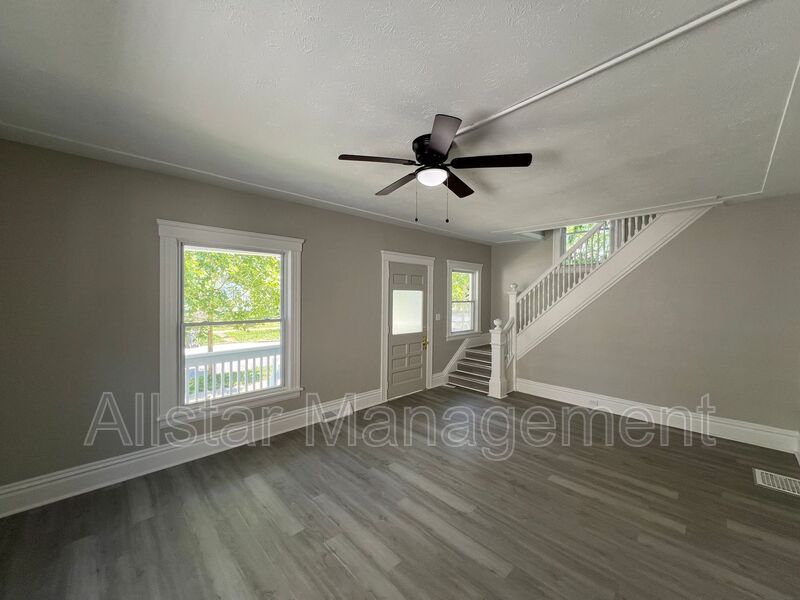 915 East Ave – photo 4