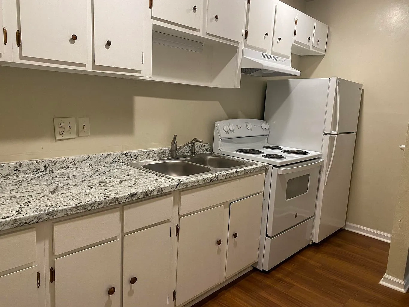 Grandin Court Apartments – photo 1
