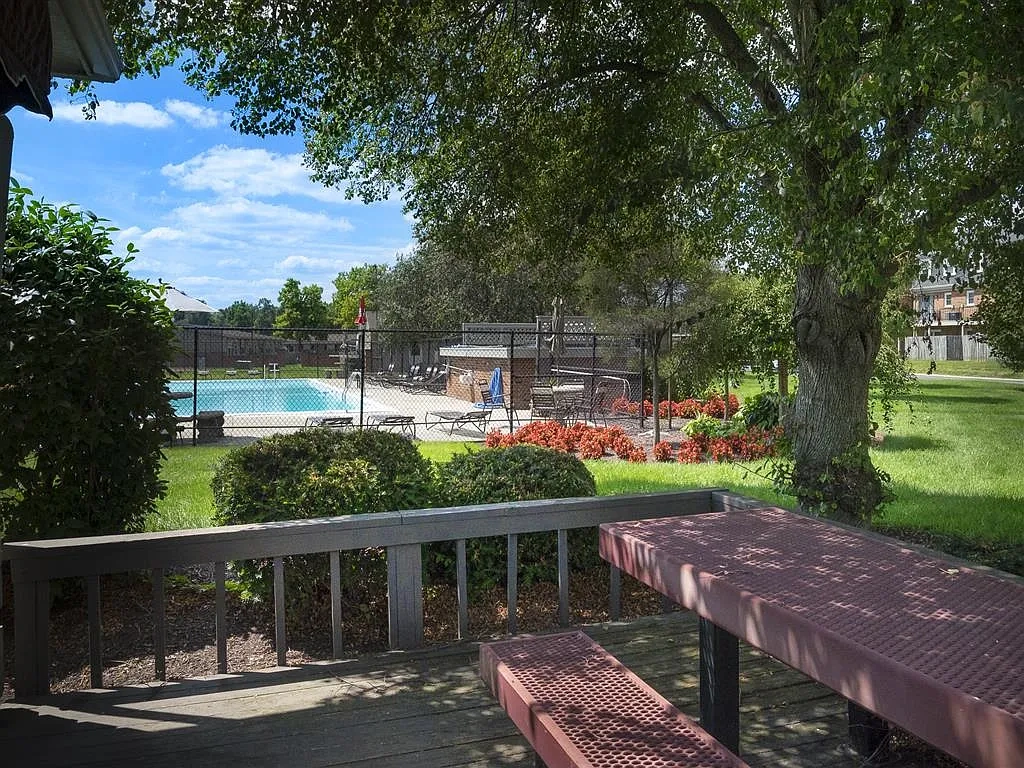 Yorktown Colony Apartments – photo 2