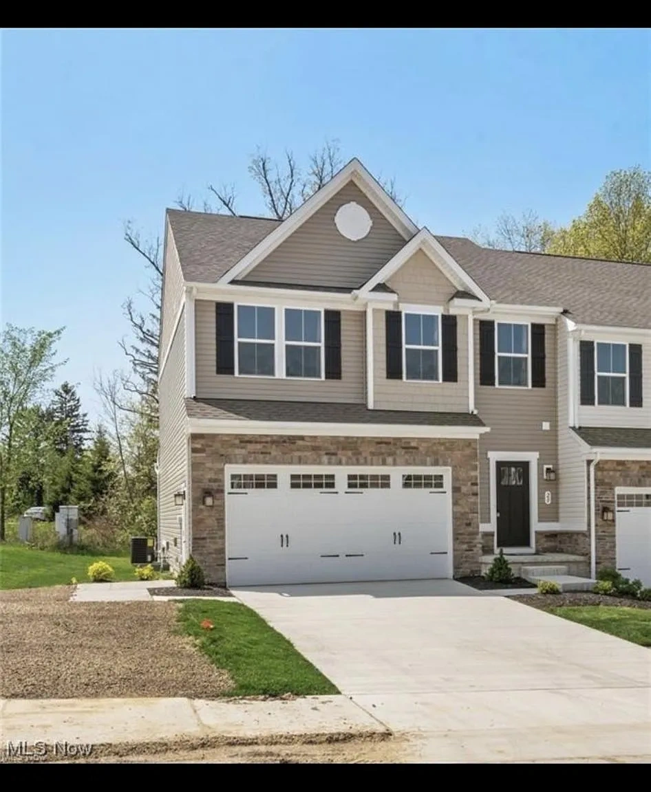 20 Pine Ave – photo 1
