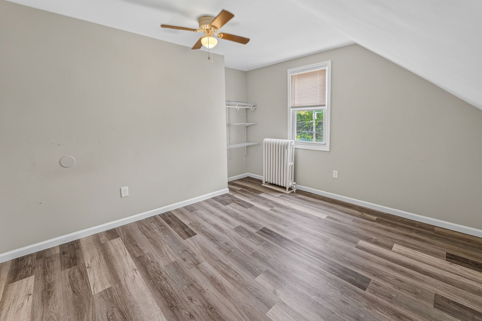 305 E St unit Room 9 – photo 4