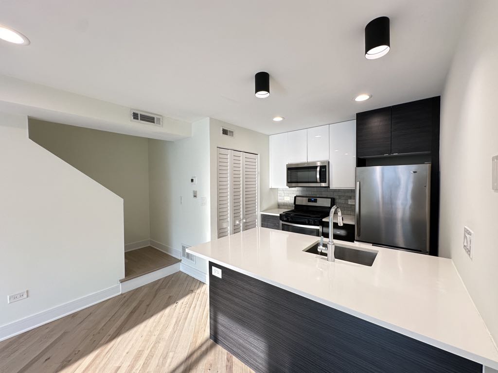 939 W Grace St unit 102B – photo 4