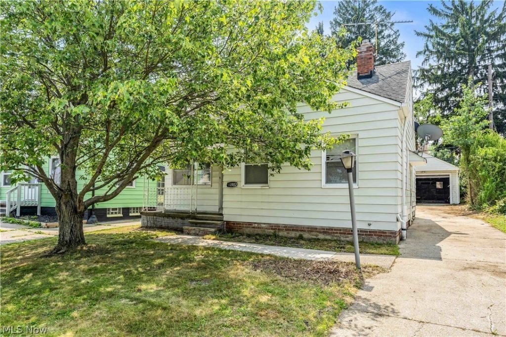15902 Maplewood Ave – photo 2