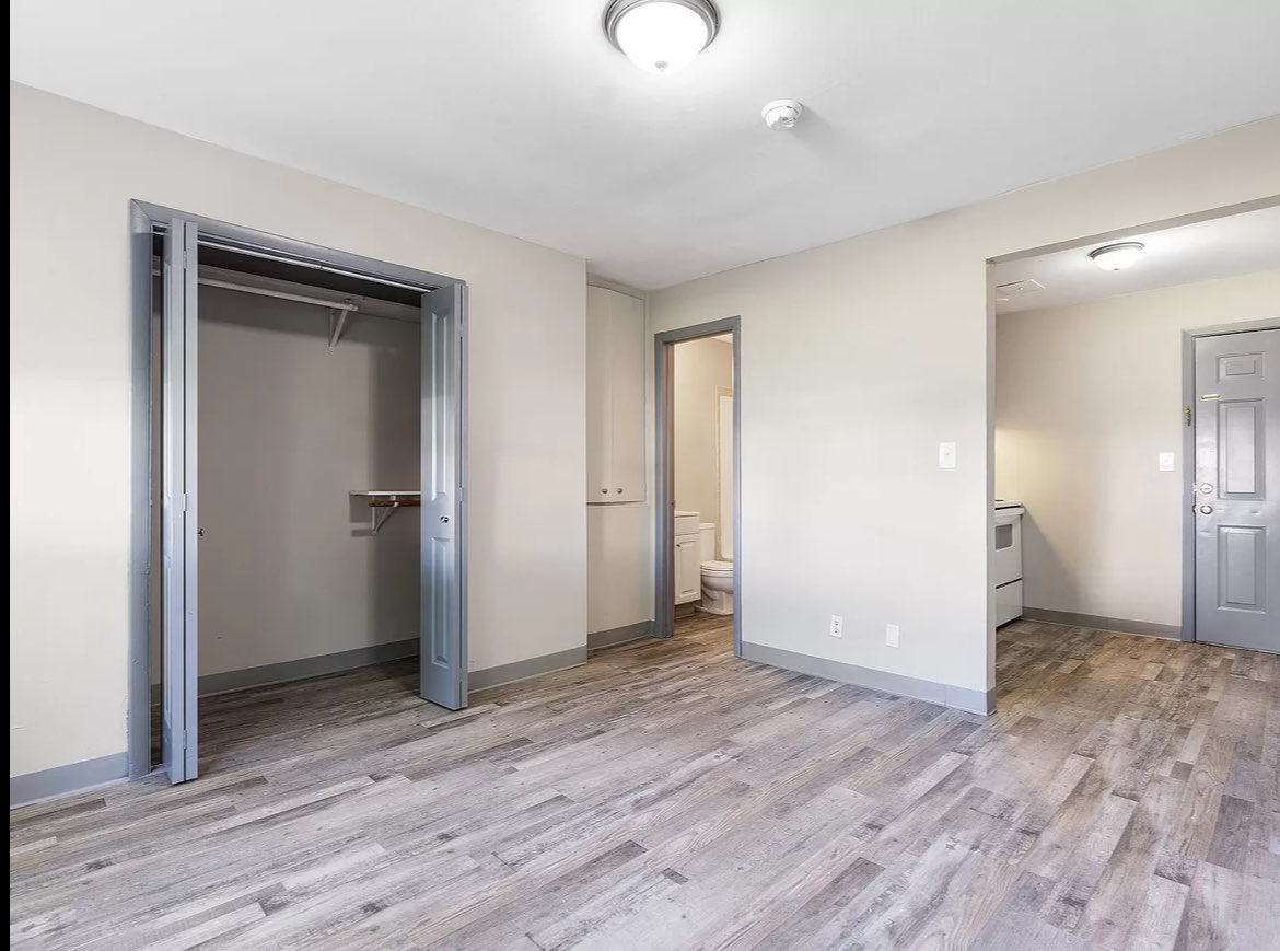 402 E College St – photo 3