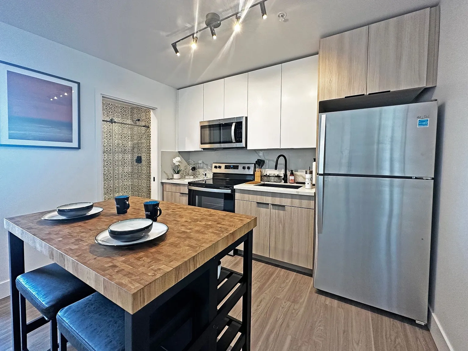 DLUX Lofts - Modern Downtown Studios – photo 4