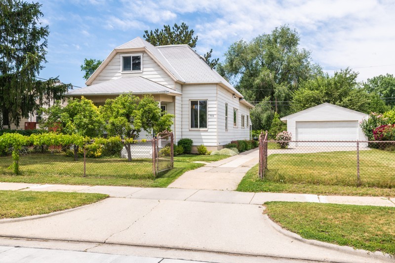 756 Glendale St W – photo 2