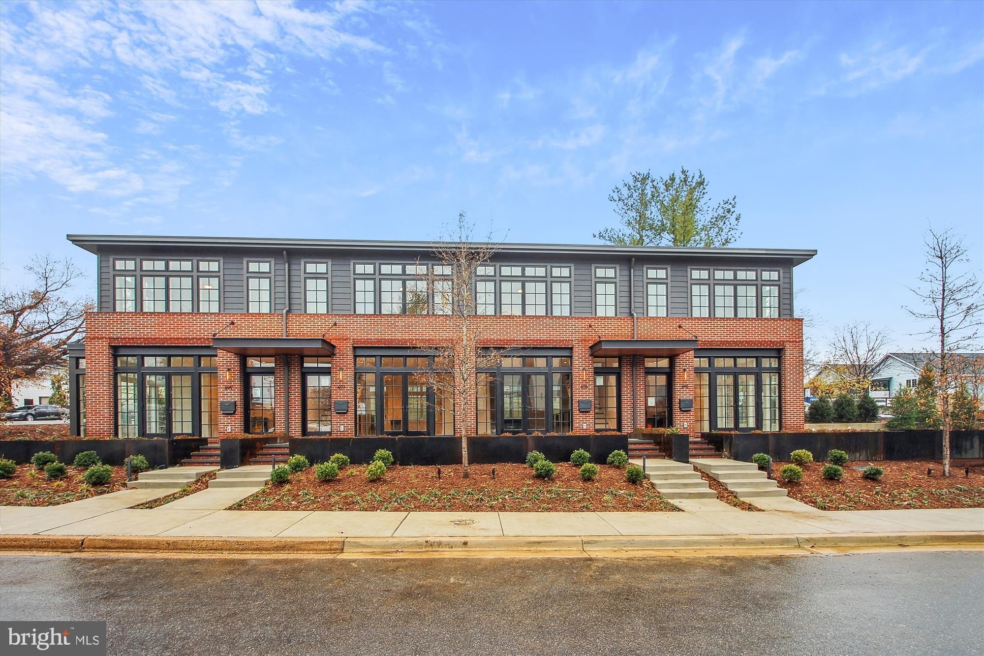 699 Giddings Ave – photo 1