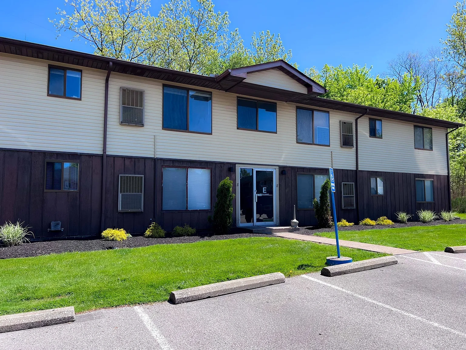Hallwood Manor Apartments – photo 1