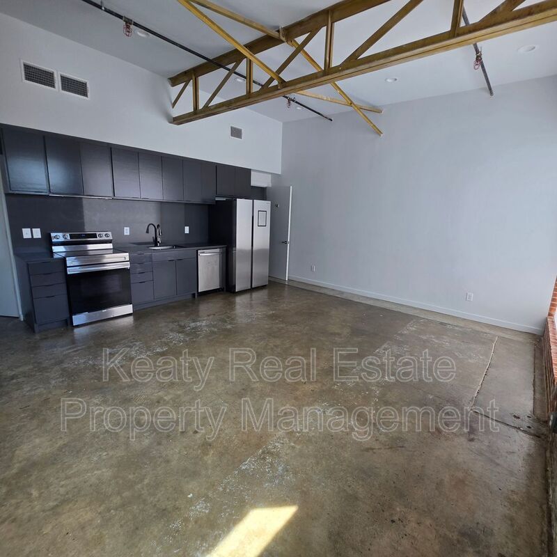 136 E Cypress St unit D – photo 1