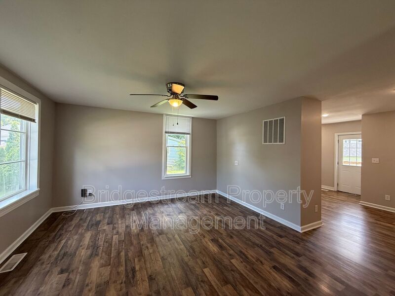 921 Kent Ln S – photo 1