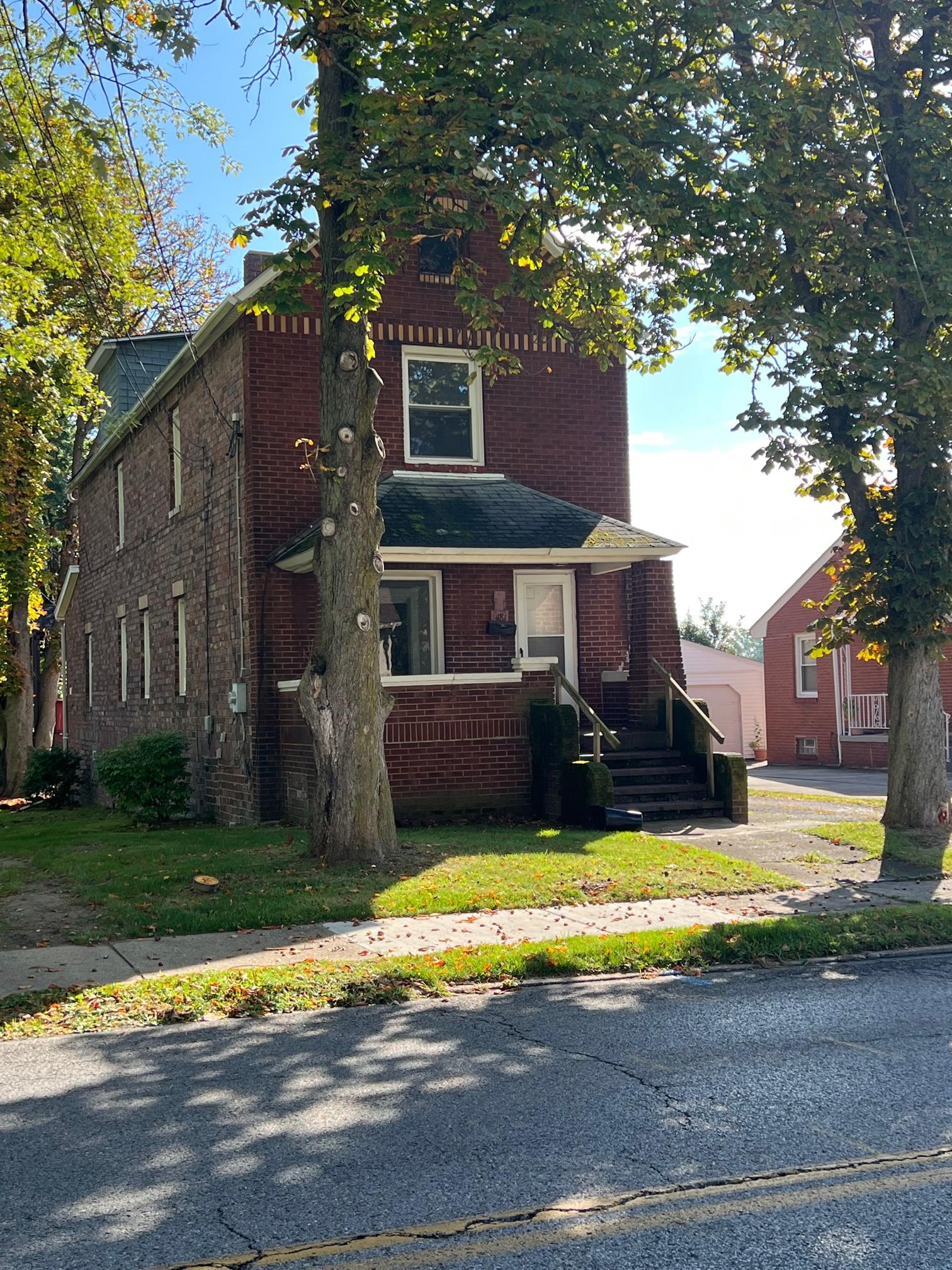 481 12th St – photo 1