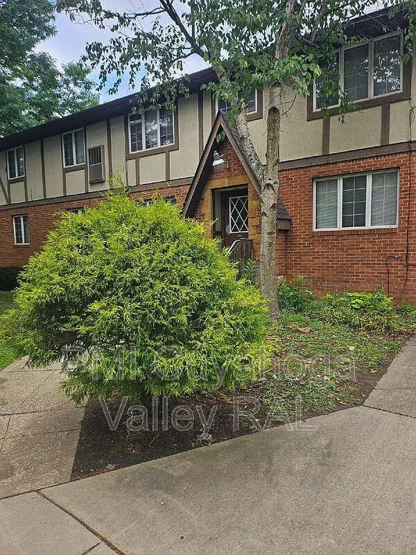1500 W Market St – photo 3
