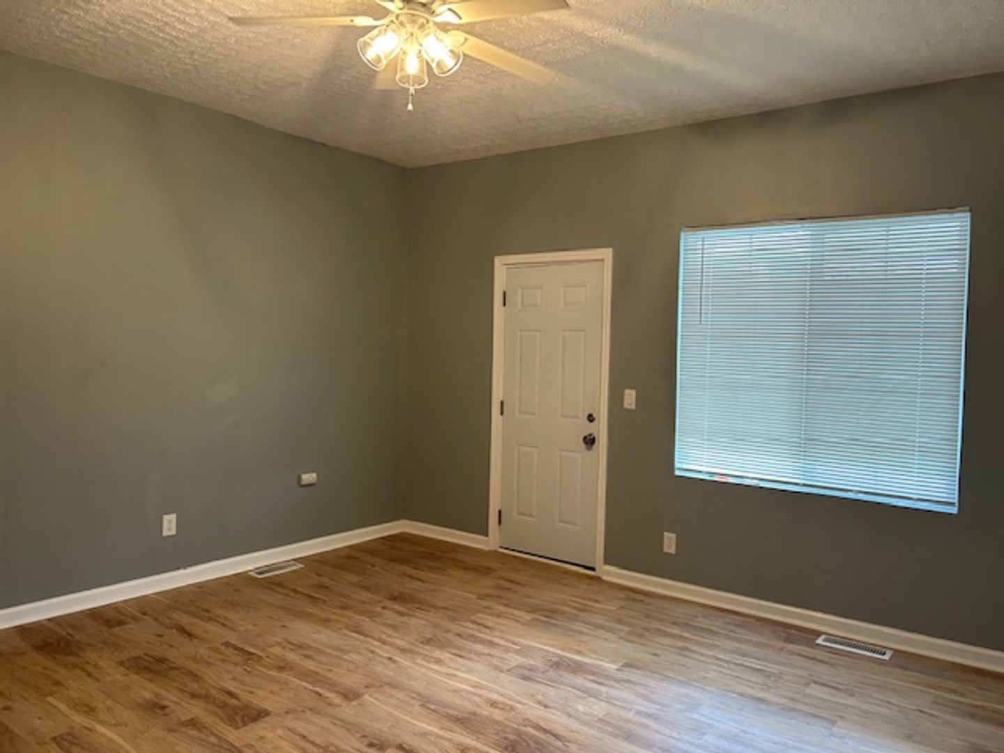 425 Huffman Ave – photo 4