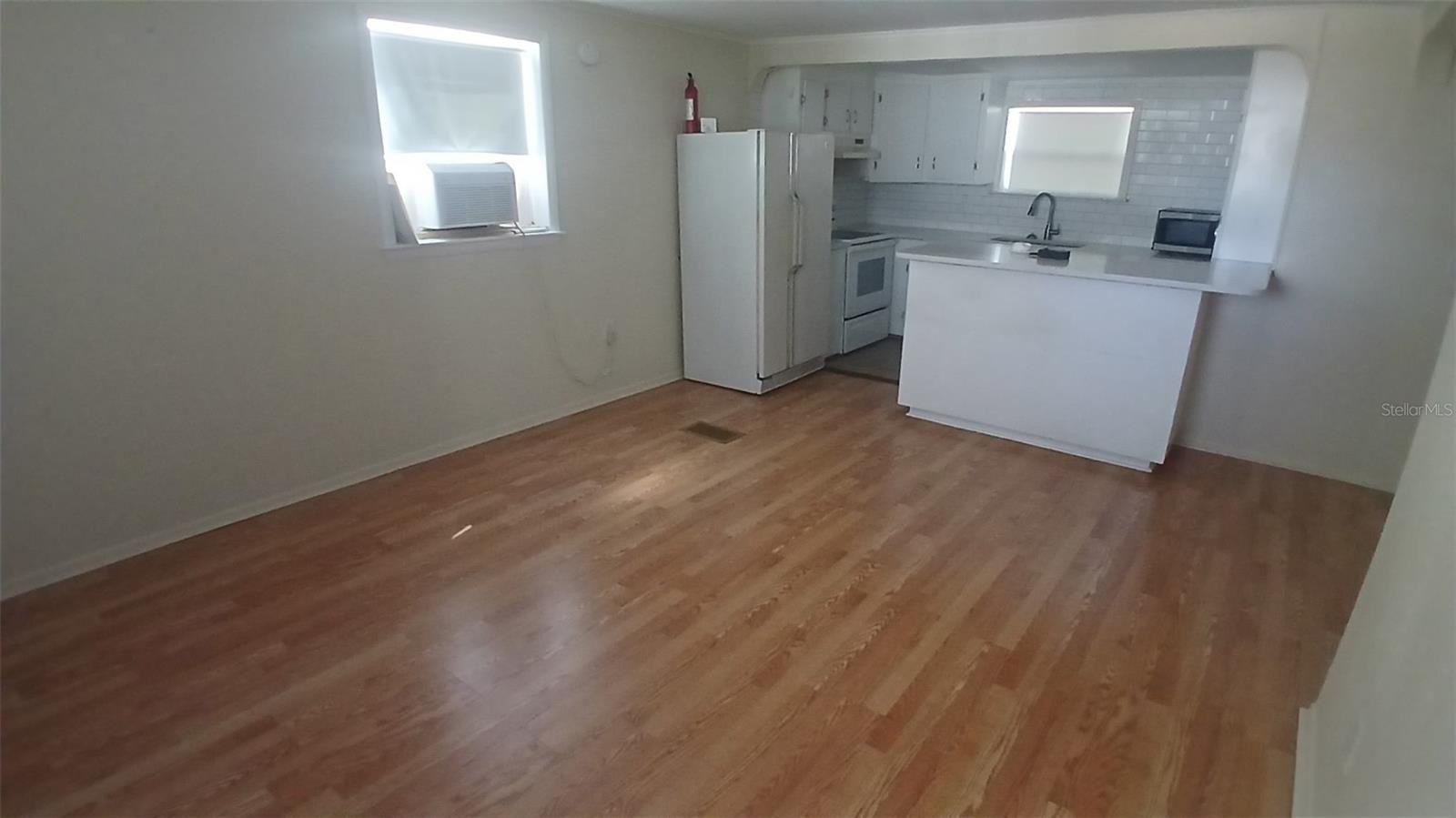 542 Division St – photo 3