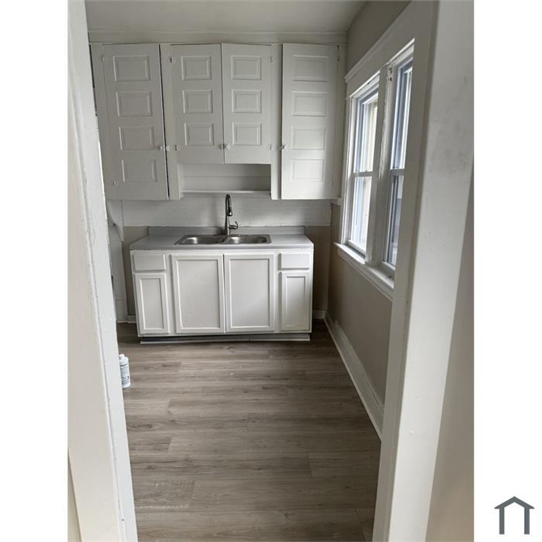 11903 Fairport Ave unit Downstairs – photo 1