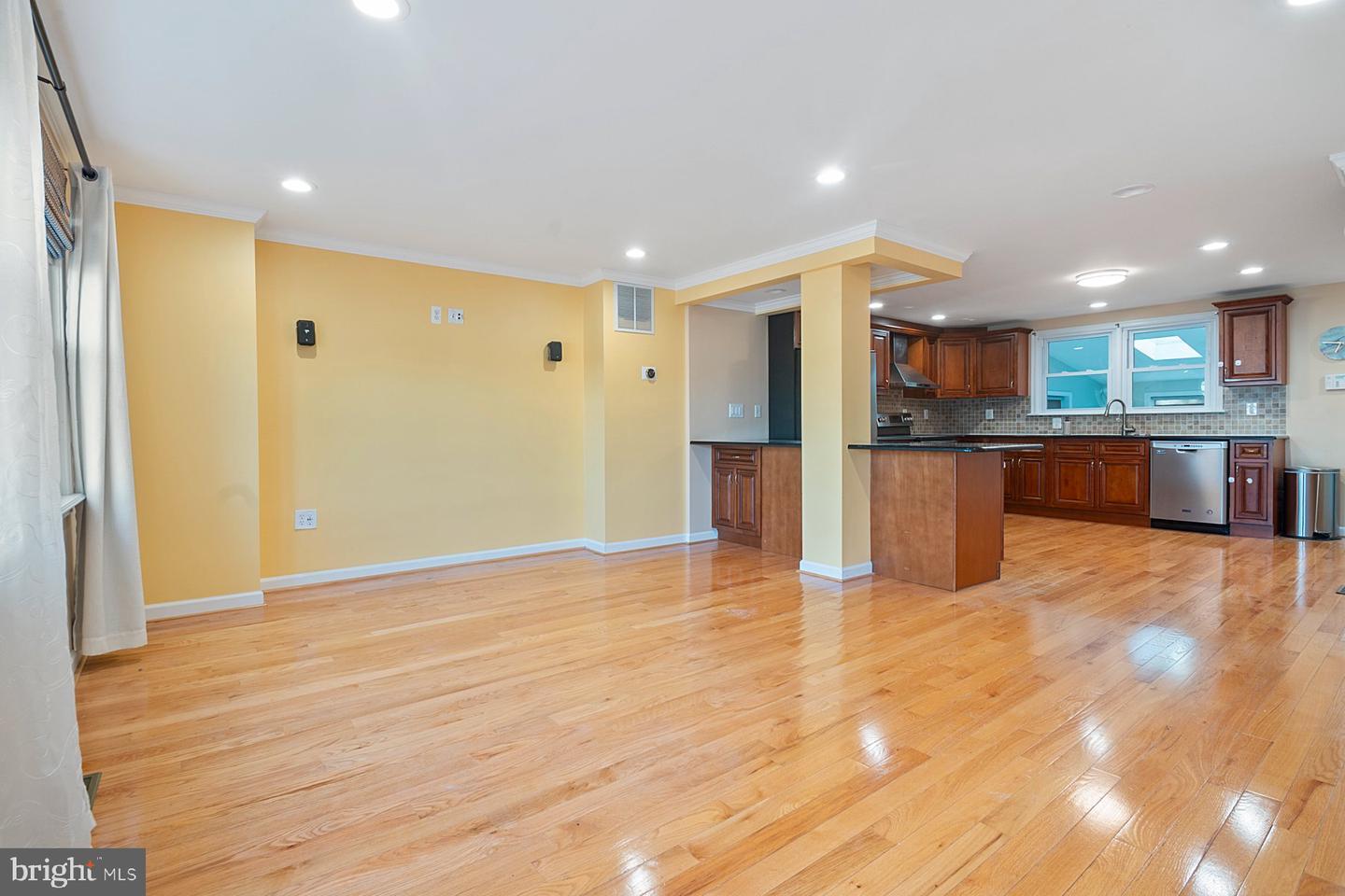 643 47th St – photo 2