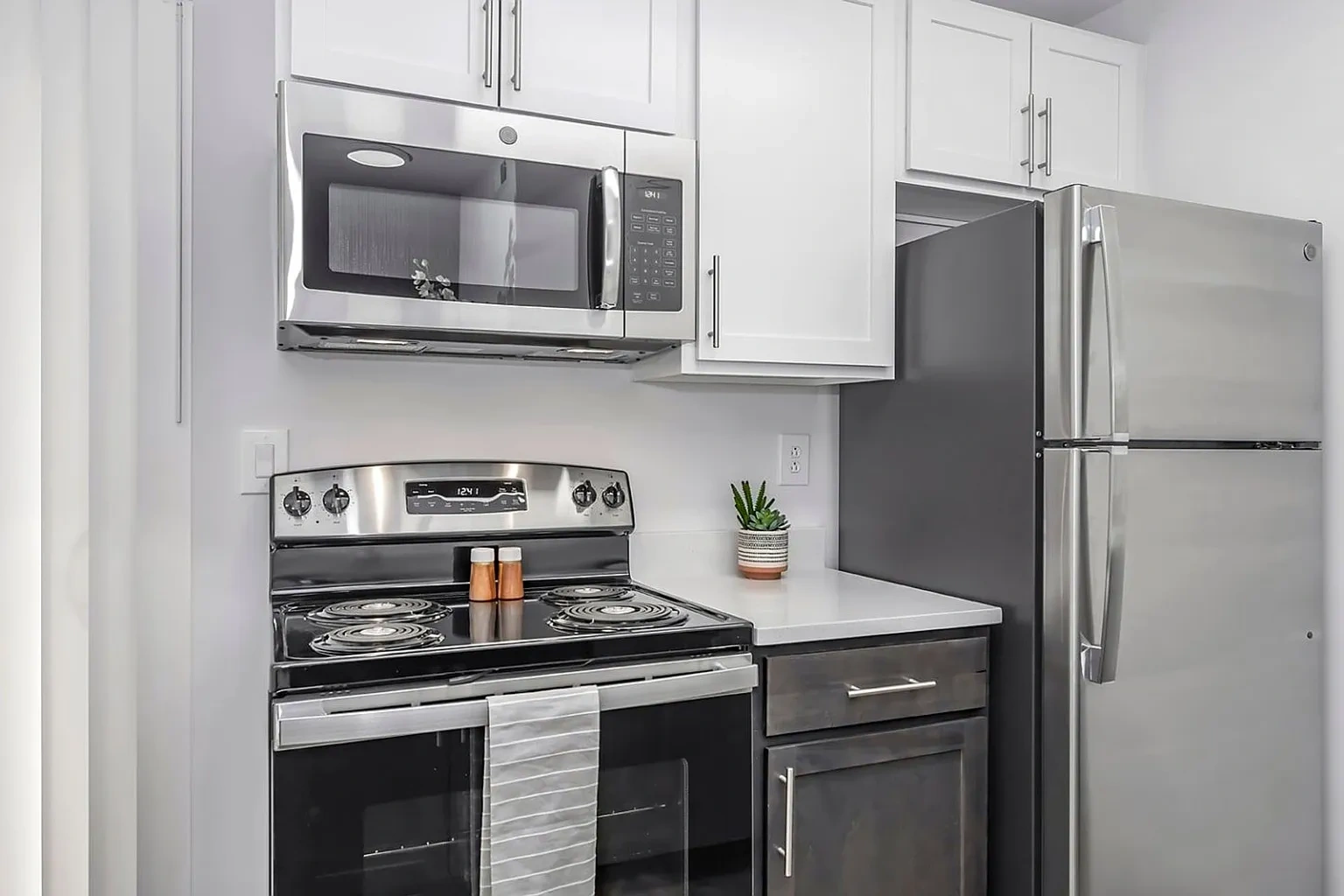 Love Where You Live: Modern 2- and 3-Bedroom Apartments in Beavercreek – photo 2