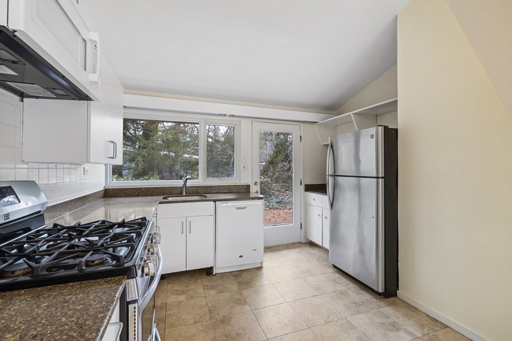 9 Peacock Farm Rd – photo 5