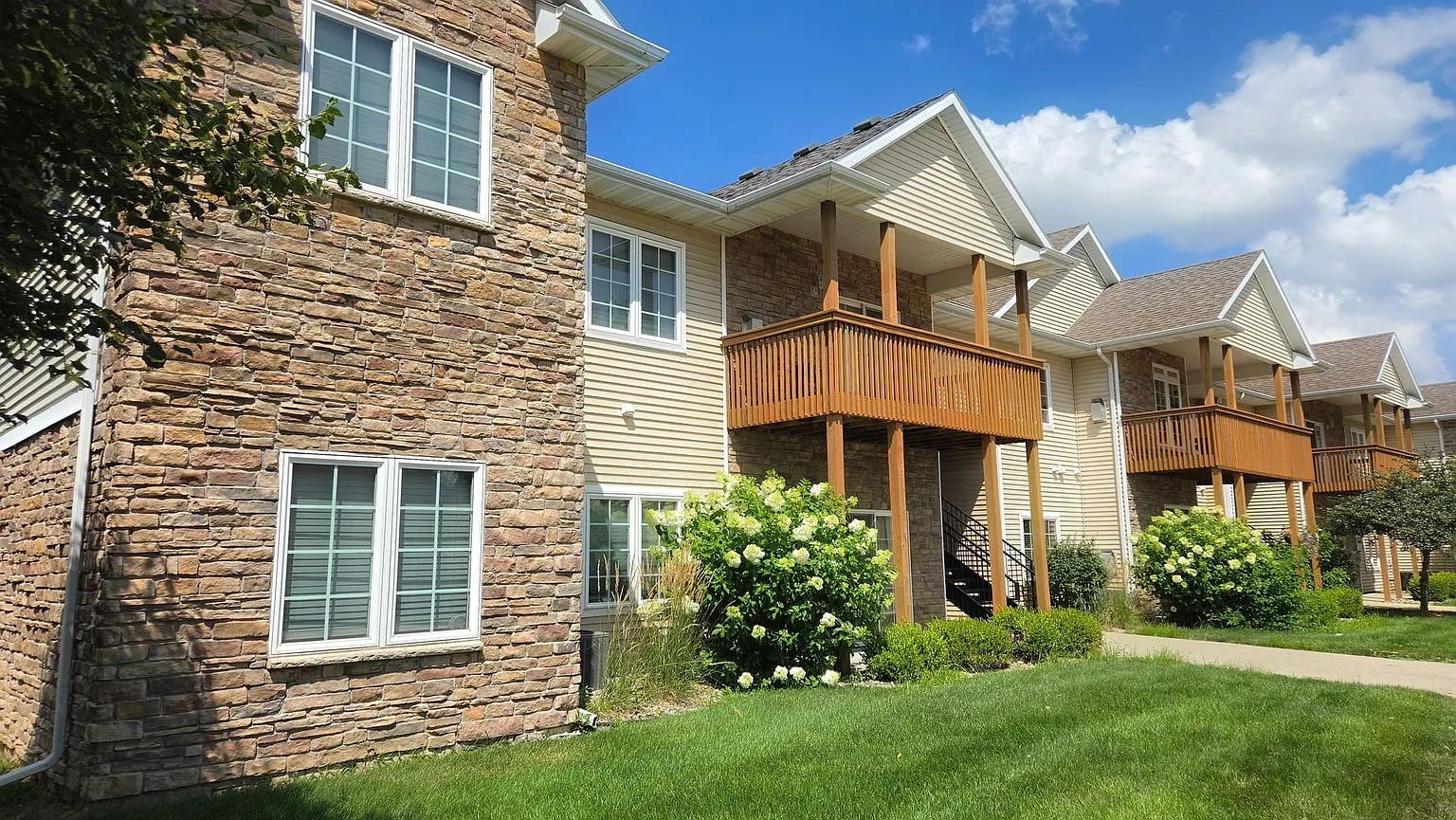 Meadow Court Apartments – photo 1
