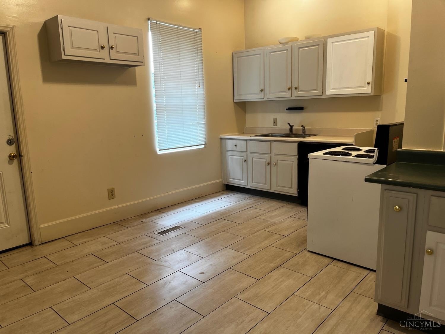 241 E University Ave – photo 3