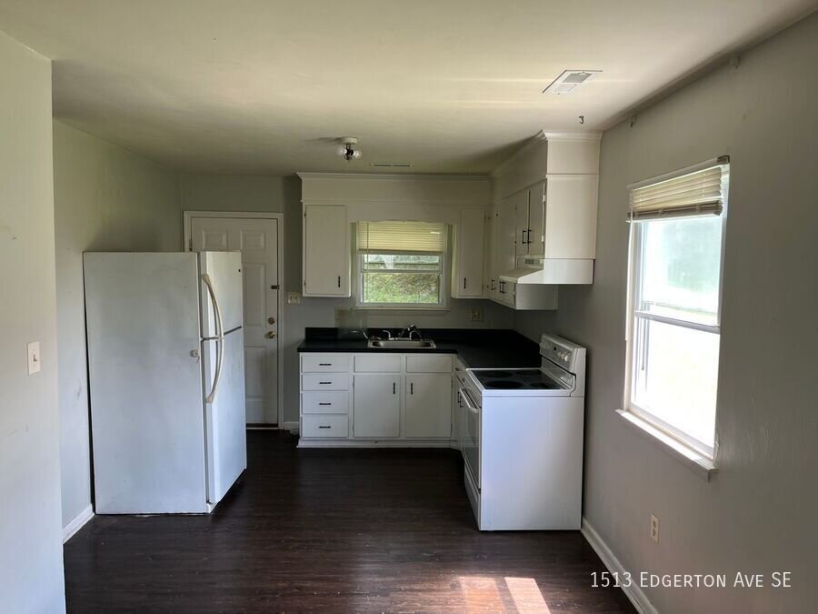 1513 Edgerton Ave SE – photo 1