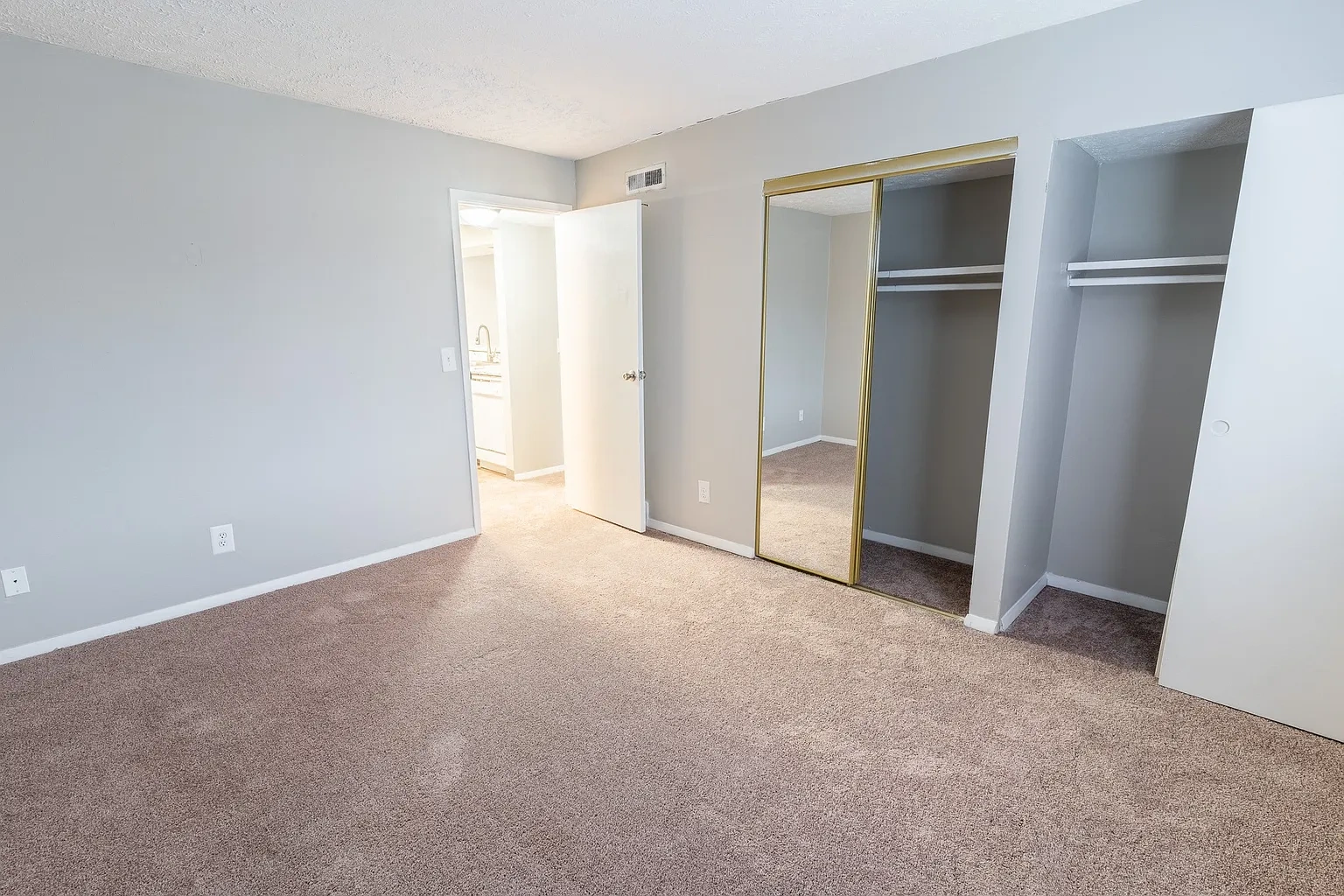 Camelot East Apartments – photo 1