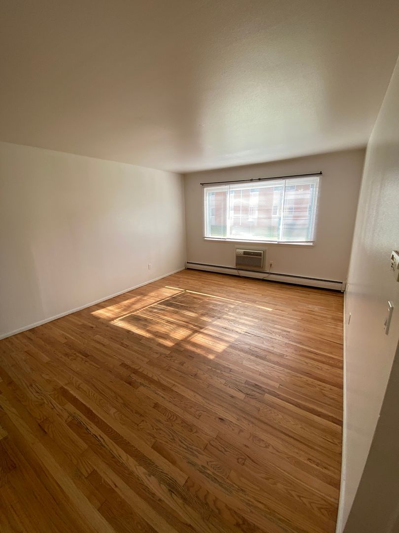 2420 Northwestern Ave unit 11 – photo 2