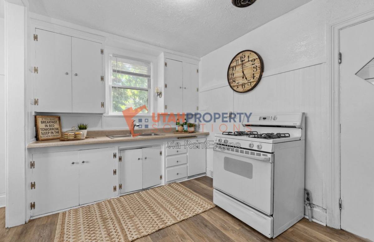 2263 S Green St – photo 3