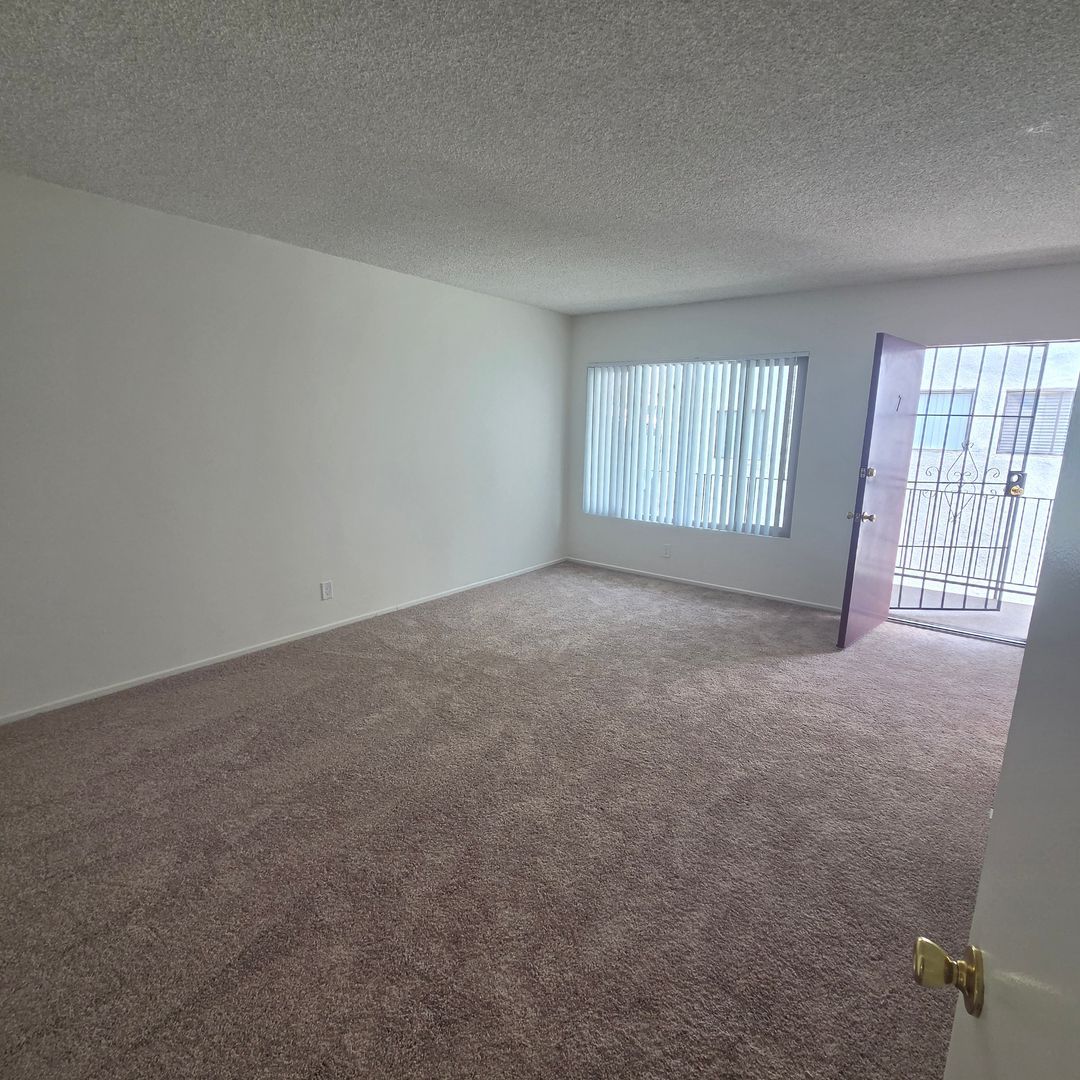 1043 Newport Ave unit 7 – photo 3
