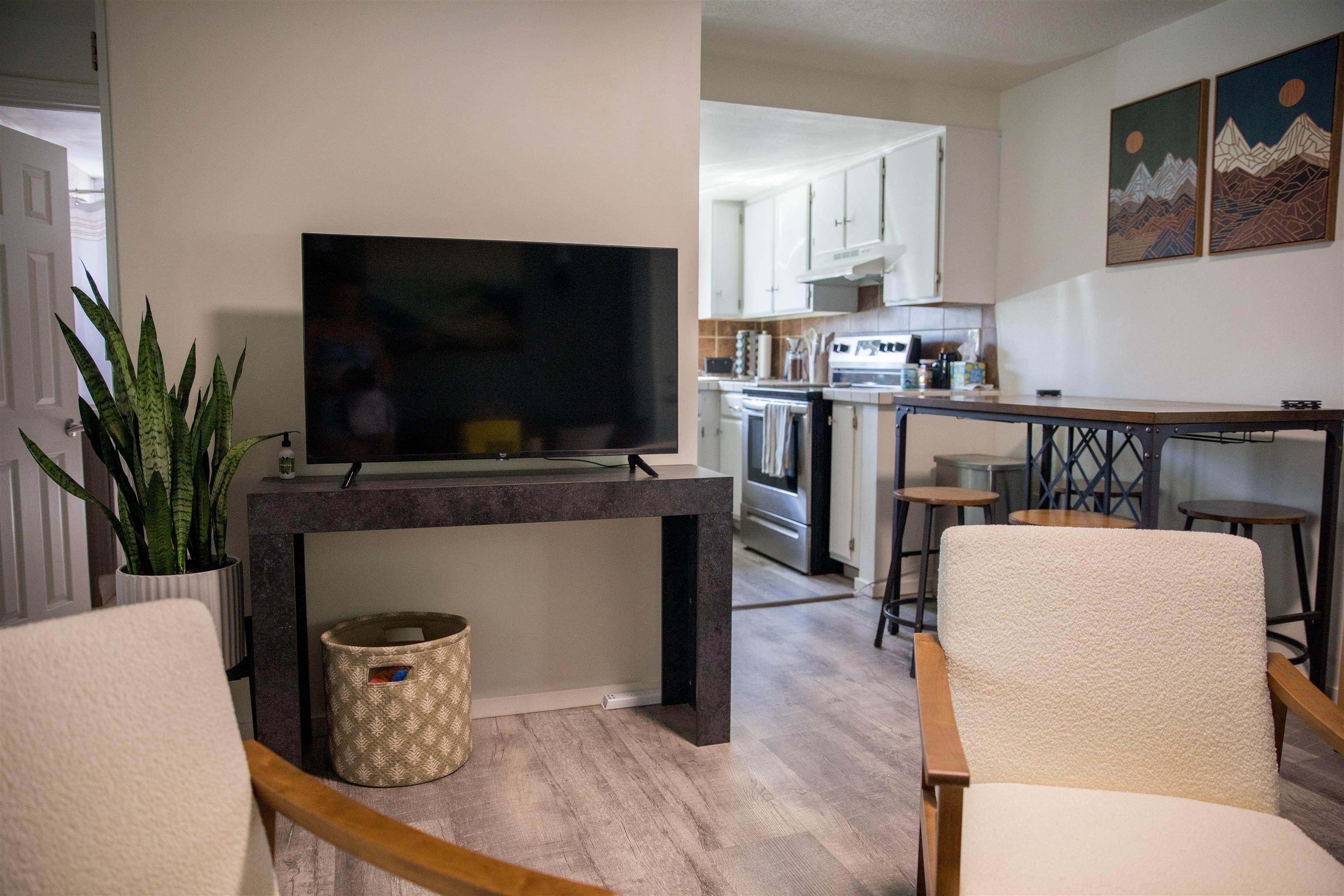 818 N Elm St – photo 4