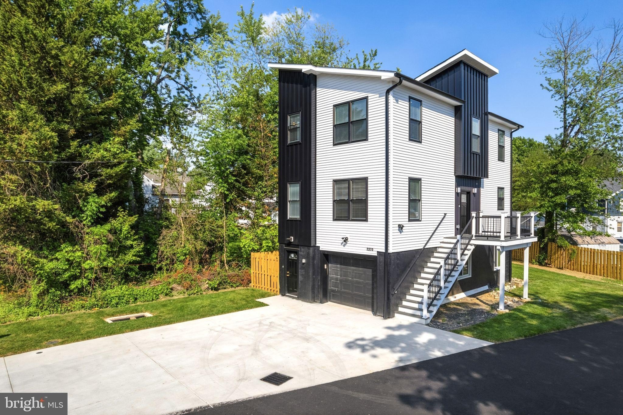 2370 Randolph St – photo 3