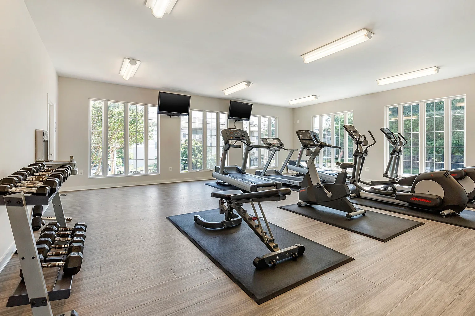 Annapolis Roads Apartments – photo 1