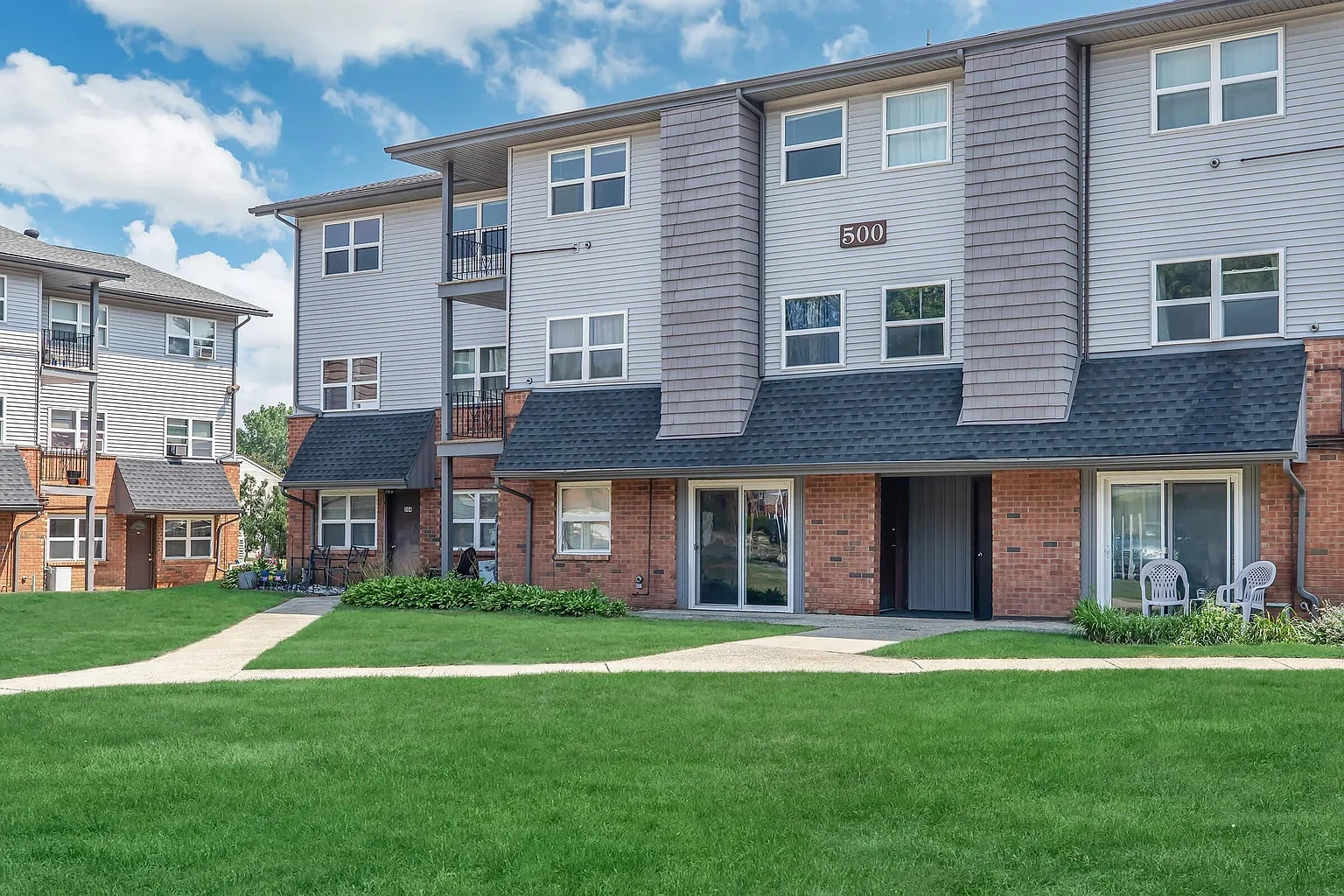 London Square/Blue Spruce – photo 1