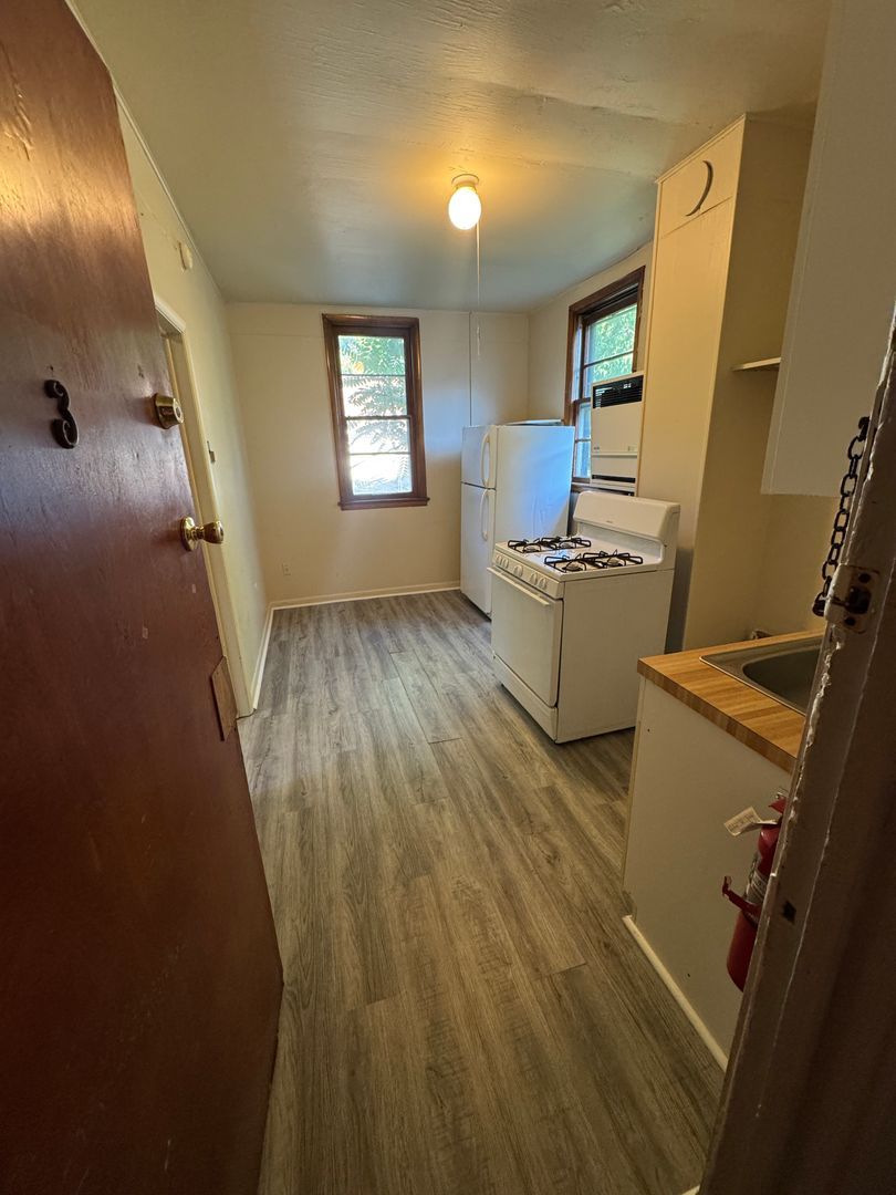 254 W Elm St unit 254 W Elm St UP - A (Studio) – photo 1