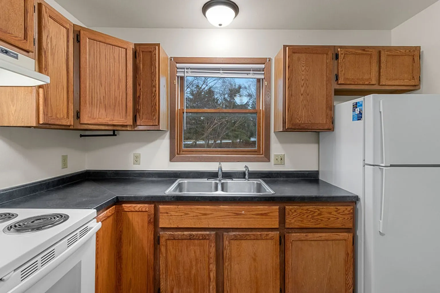 Hickory Drive and Pinecrest Apartments – photo 3