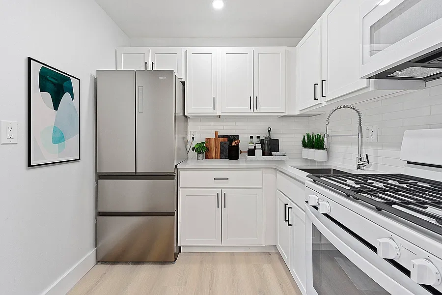 Colonial Village Apartments – photo 2