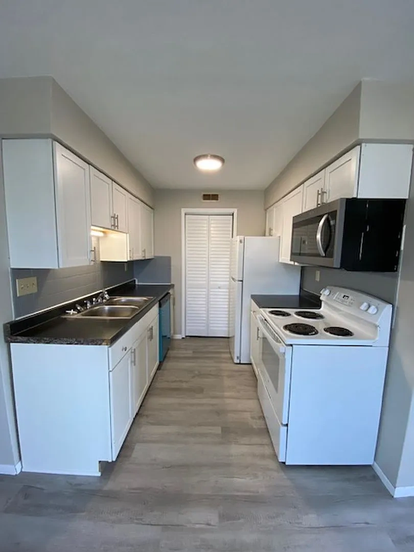 11-17 Kensington Heights – photo 4