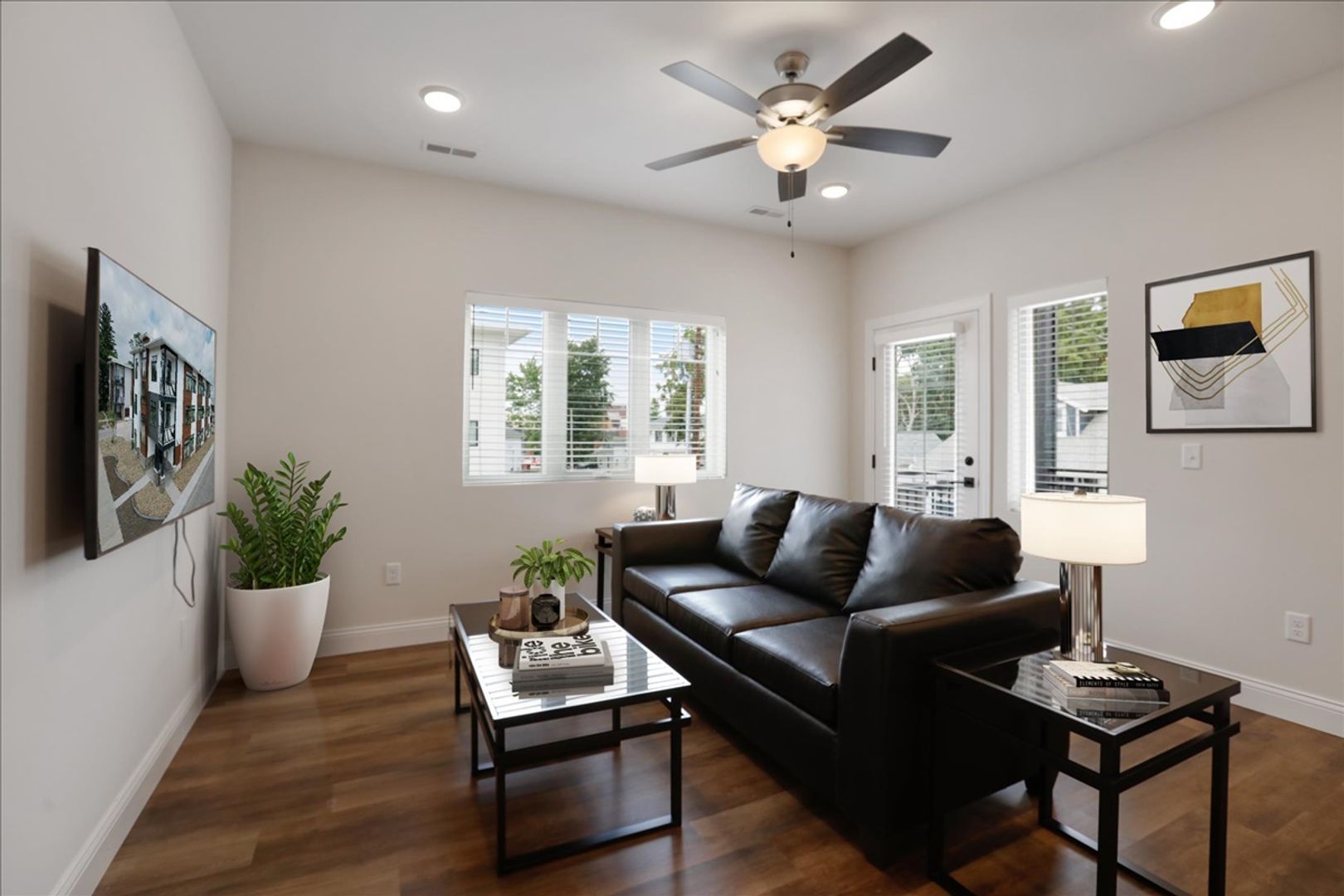 302 W Clark St unit Luxe Layout – photo 4