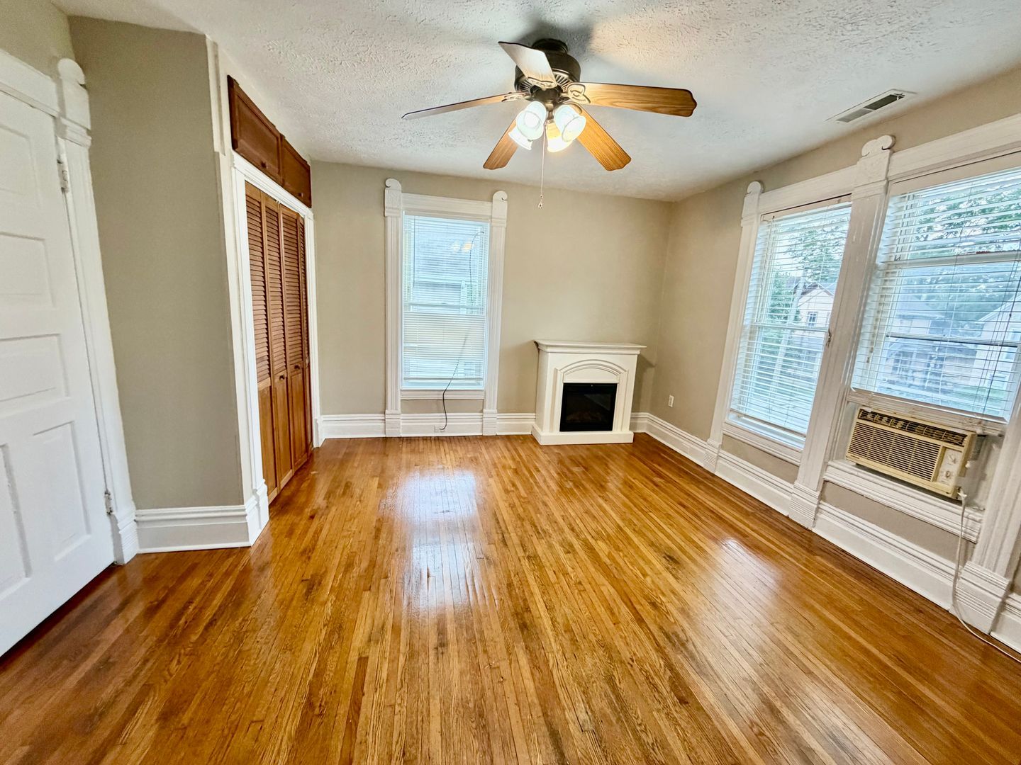 316 E Locust St unit Unit 3 – photo 2