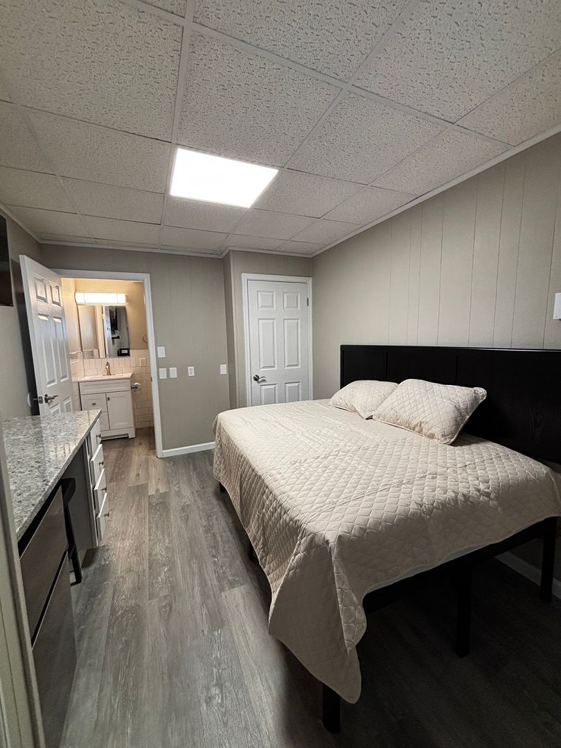 2423 Crest St unit Room #7 – photo 4