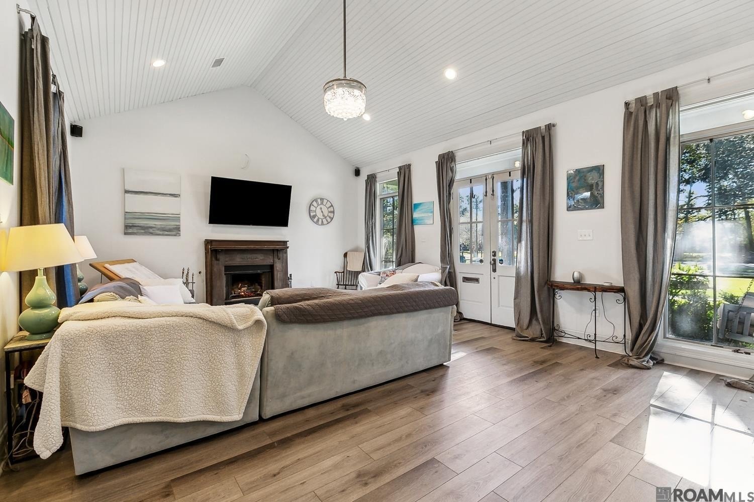 6363 Sevenoaks Ave – photo 3