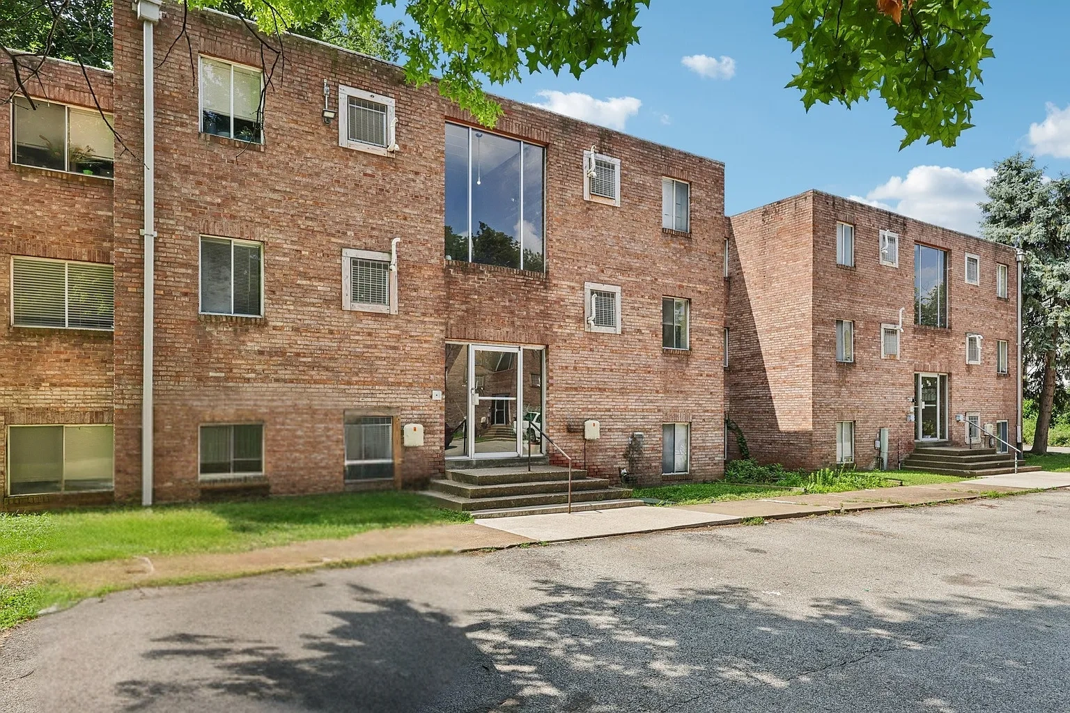 Roberta Gardens Apartments – photo 3